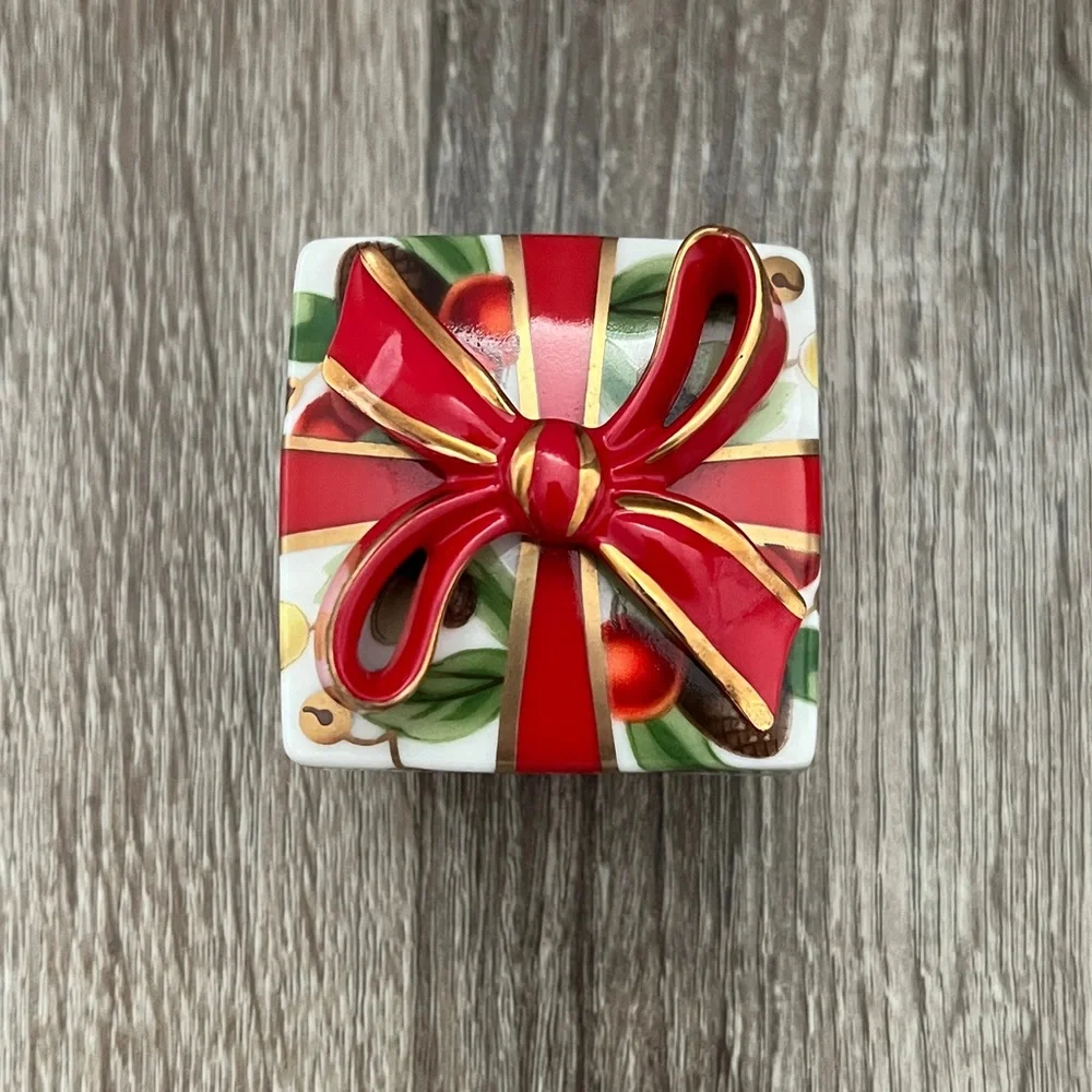 Holiday‎ trinket box